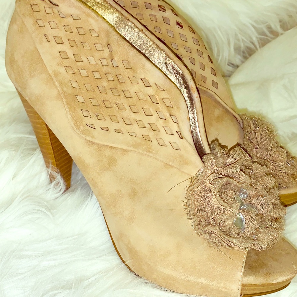 New Boutique Sued Heels w details!